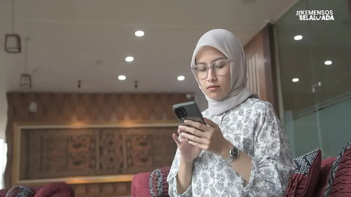 Ilustrasi pengecekan penerima bansos lewat online. (YouTube Kemensos RI)