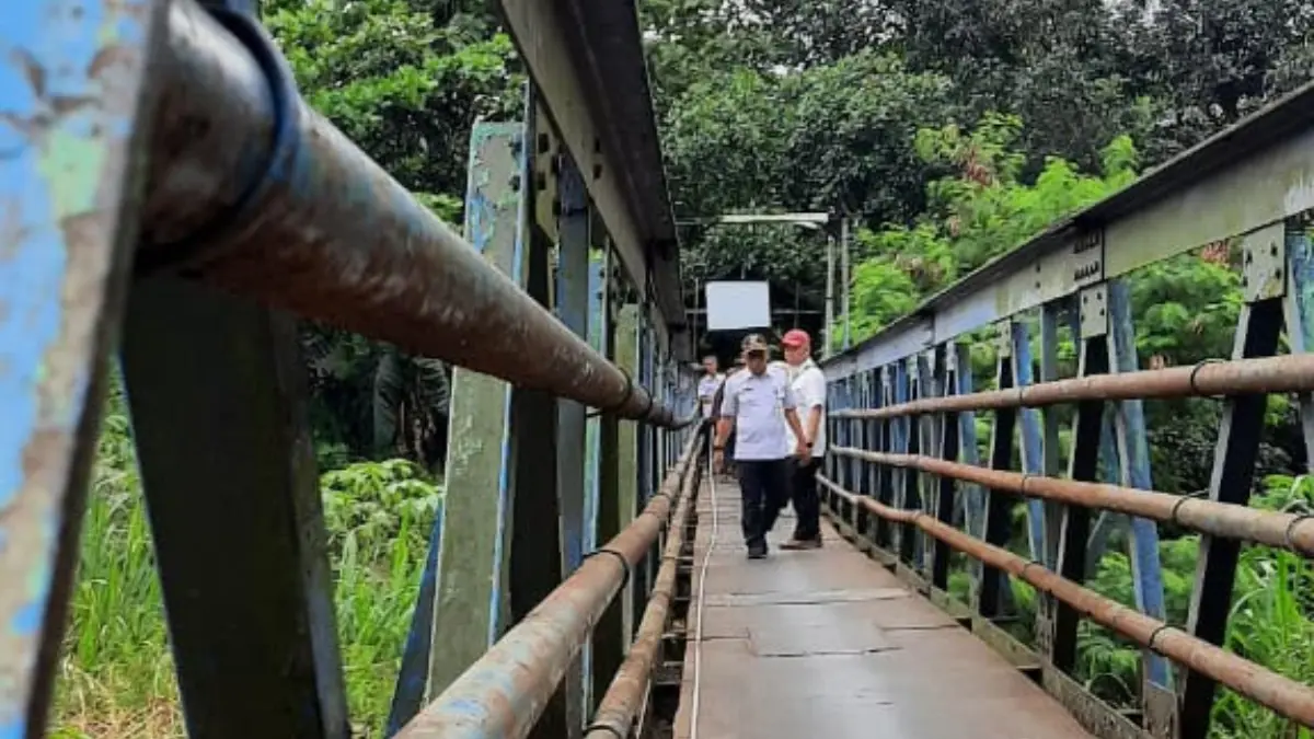 Jembatan Leuwitarik yang menghubungkan Kelurahan Ranggamekar dan Batutulis di wilayah Kecamatan Bogor Selatan, Kota Bogor ditutup sementara. (Dok. Disperumkim Kota Bogor)