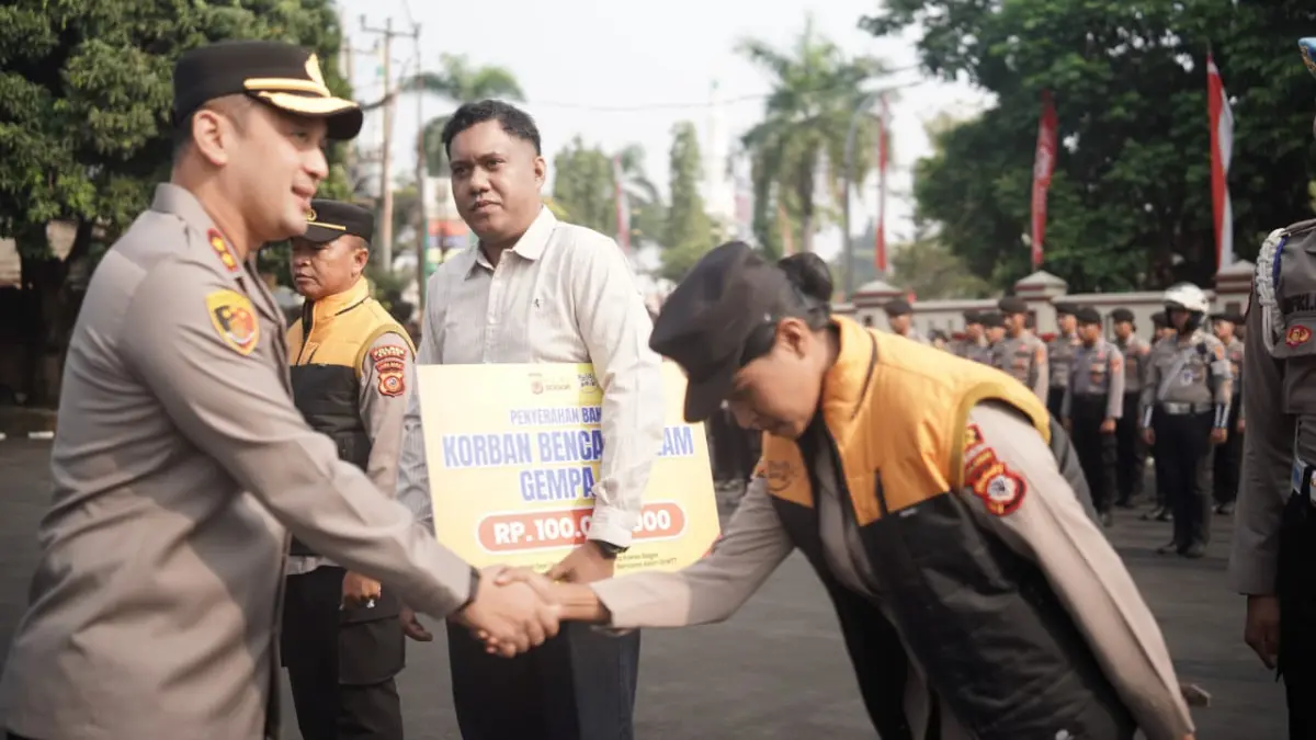 Kapolres Bogor, AKBP Wikha Ardilestanto saat menyerahkan bantuan kepada perwakilan mahasiswa. Foto: Polres Bogor.