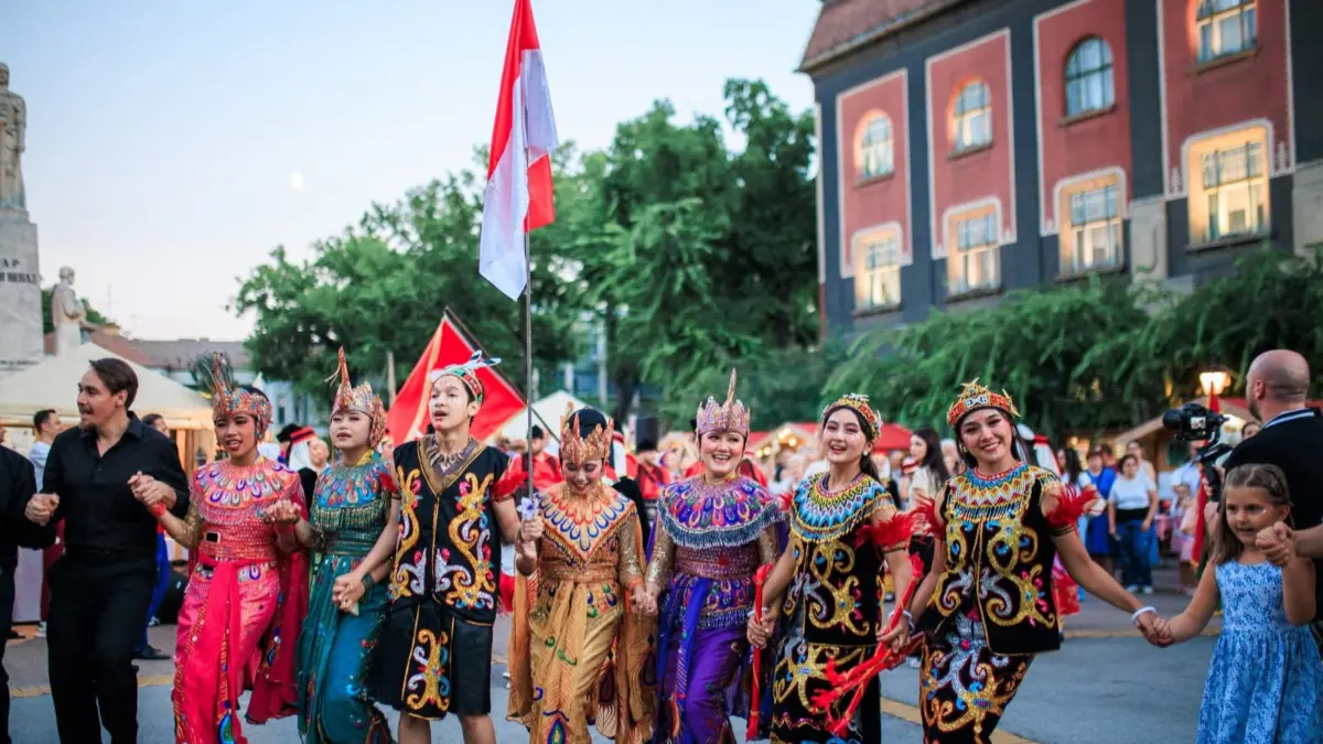 Putra-putri asal Kabupaten Bogor tampil di panggung internasional dengan bergabung dalam grup LUCI dan SSI (Studio Seni Indonesia) memperkenalkan kekayaan seni dan budaya Indonesia pada ajang festival budaya di Eropa. (Dok. Diskominfo Kabupaten Bogor)
