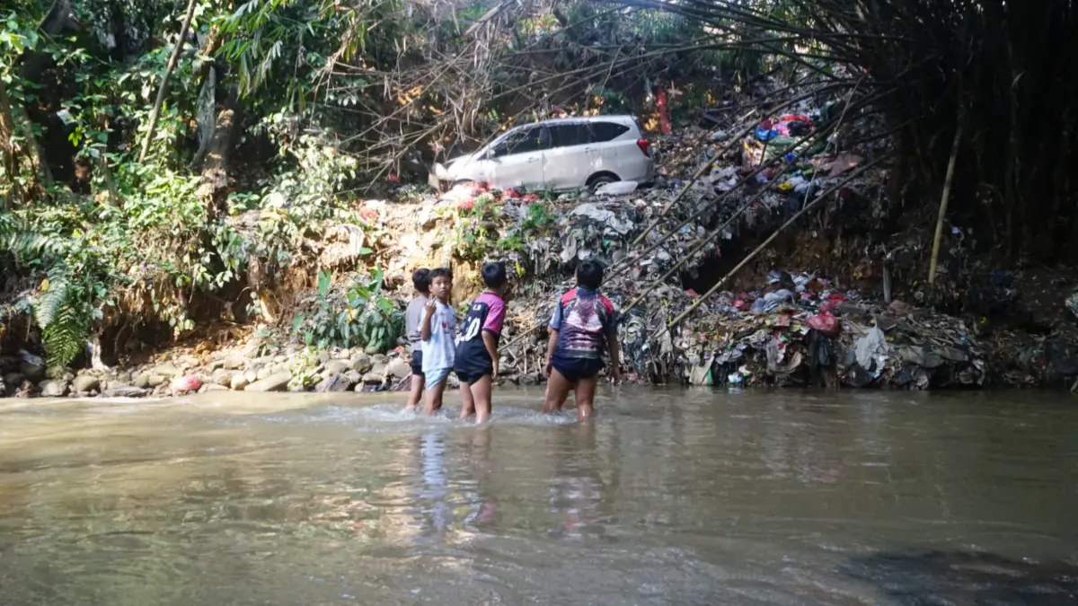 Mobil terjatuh ke jurang pinggir sungai di Jalan Raya Cilebut tepatnya di Jembatan Dua, Kota Bogor, Rabu, 26 Agustus 2026. (Sofiansyah/Radar Bogor)