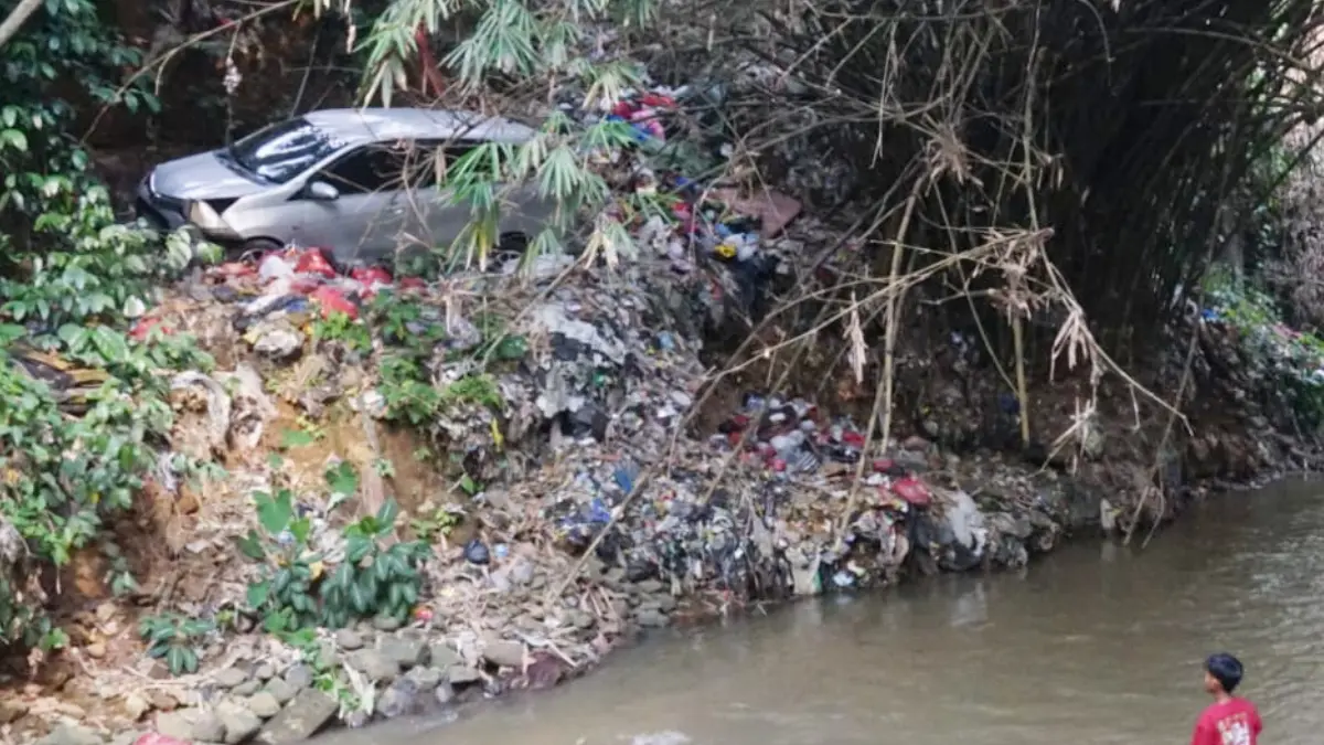 Mobil terjatuh ke jurang pinggir sungai di Jalan Raya Cilebut tepatnya di Jembatan Dua, Kota Bogor, Rabu, 26 Agustus 2026. (Sofiansyah/Radar Bogor)