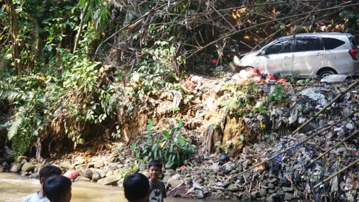 Mobil terjatuh ke jurang pinggir sungai di Jalan Raya Cilebut tepatnya di Jembatan Dua, Kota Bogor, Rabu, 26 Agustus 2026. (Sofiansyah/Radar Bogor)