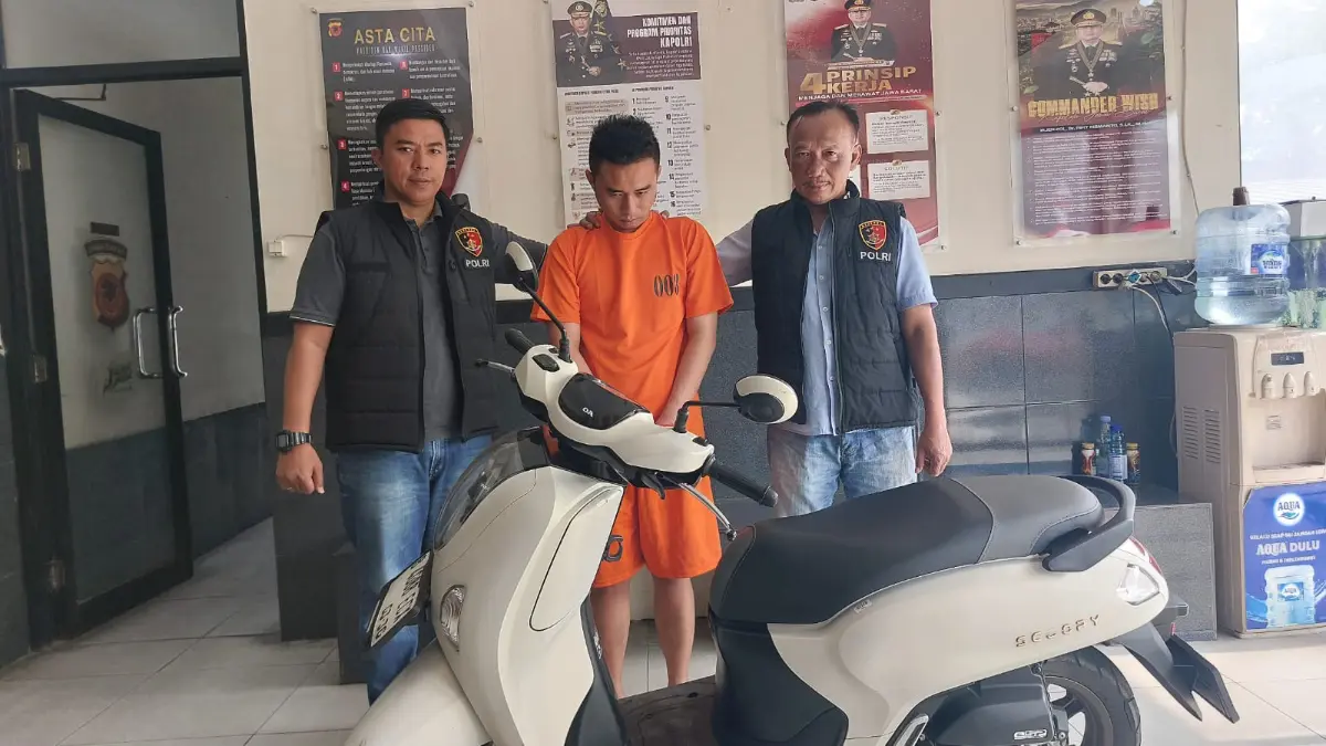 Polsek Gunung Putri Bogor saat mengamankan pelaku pencurian. Foto: Muhammad Ali/Radar Bogor