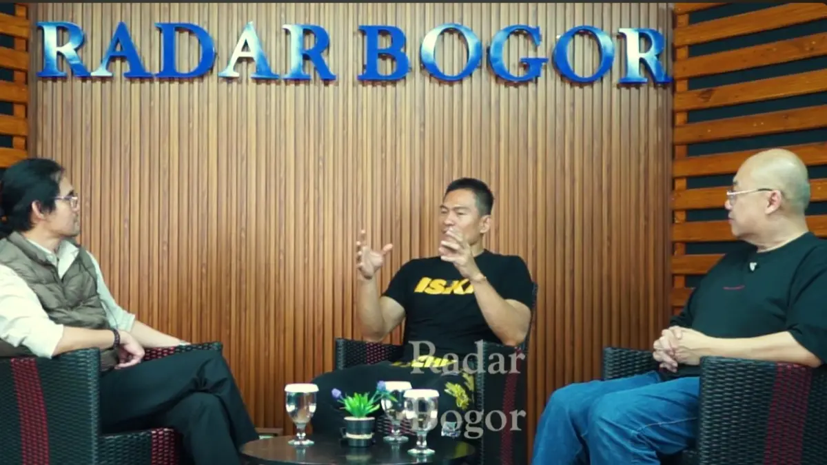 Presiden ISKA Indonesia, Mustadi Anetta (tengah) saat berdialog di Graha Pena Radar Bogor.