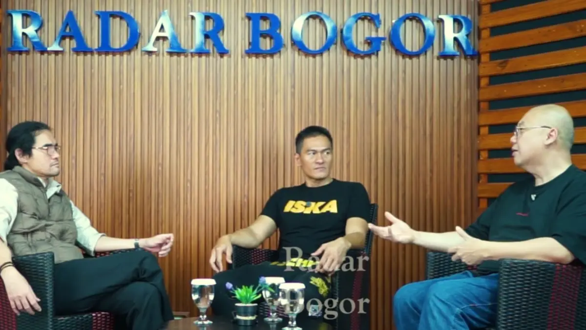 Promotor B2 Unleashed, Harlan Bengardi (kanan) saat memberikan keterangan di Graha Pena.  (Foto: Radar Bogor)