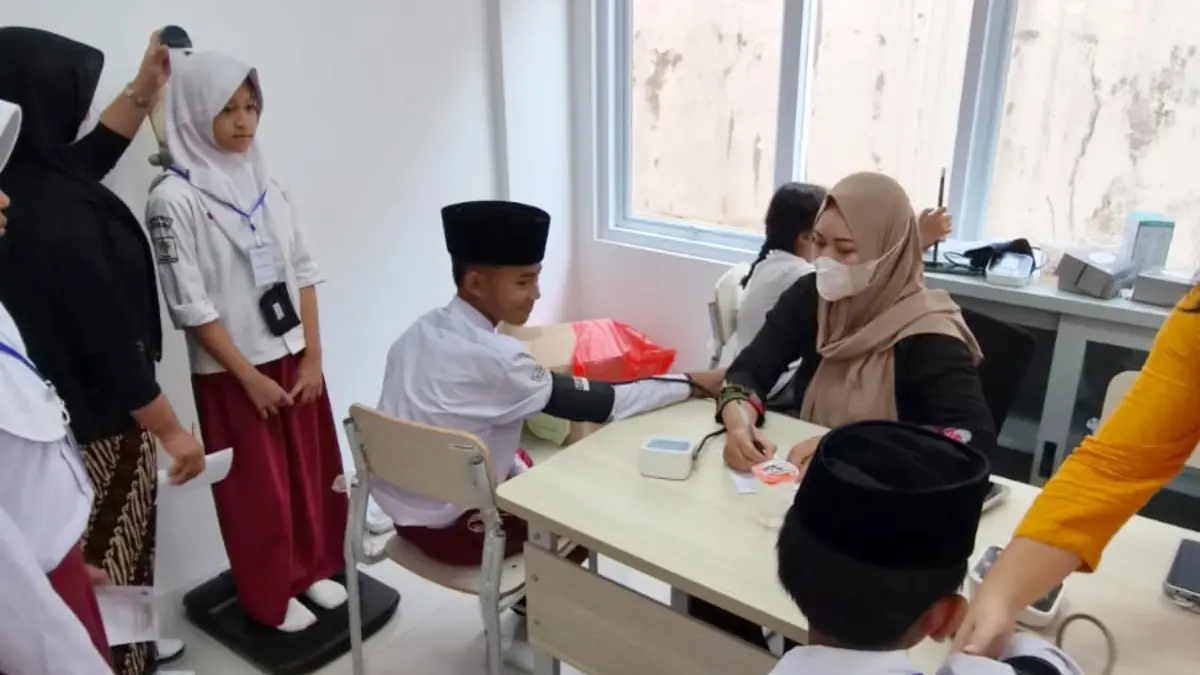 Siswa-siswi Sekolah Rakyat bergantian memeriksakan kesehatannya di Puskesmas Cimandala, Sukaraja, sebagai bagian program CKG dari pemerintah. (Dok. Sekolah Rakyat)