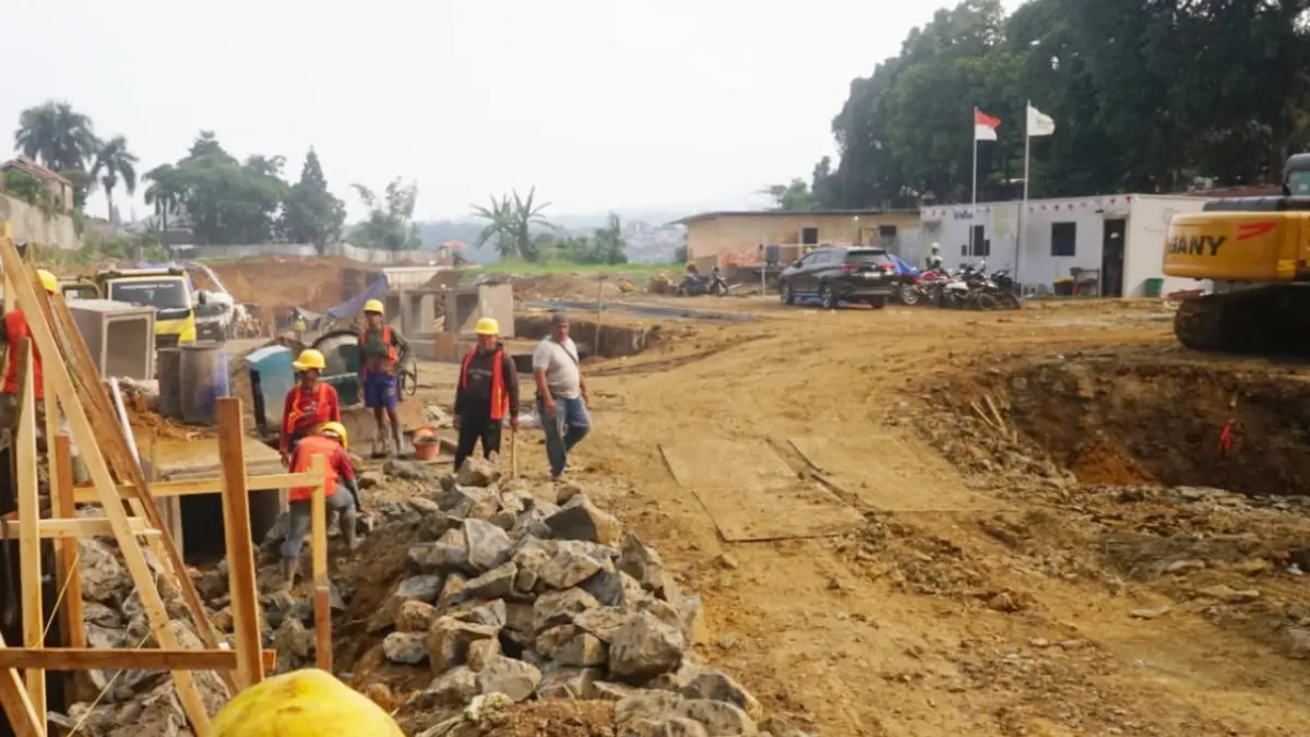 Akses Jalan Saleh Danasasmita di Batutulis, Kota Bogor saat ini sedang dalam proses pembangunan trase jalan baru.(Sofiansyah/Radar Bogor)