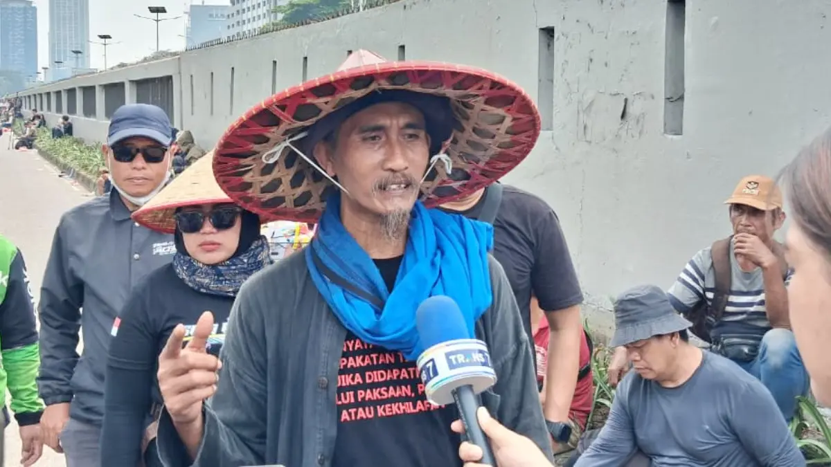 Aktivis nelayan, Kholid Miqdar saat menyampaikan keterangan kepada wartawan di tengah aksi demo di Senayan, Jakarta, Kamis, 27 Agustus 2026. (Muhammad Ali/Radar Bogor)