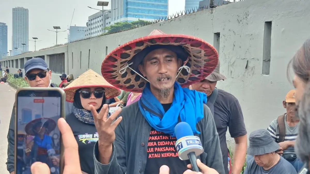 Aktivis nelayan, Kholid Miqdar saat menyampaikan keterangan kepada wartawan di tengah aksi demo di Senayan, Jakarta, Kamis, 27 Agustus 2026. (Muhammad Ali/Radar Bogor)