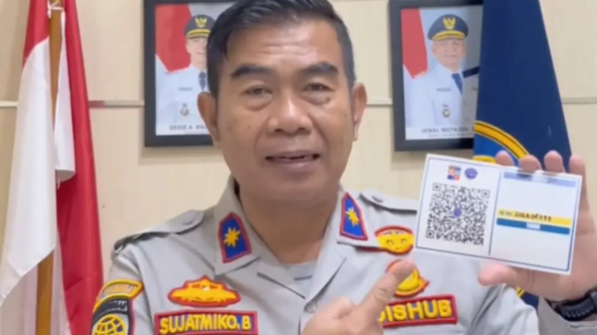 Kepala Dinas Perhubungan (Dishub) Kota Bogor Sujatmiko Baliarto menunjukkan kode QR yang akan ditempel di angkot yang masih laik beroperasi. (Dok. Dishub Kota Bogor)