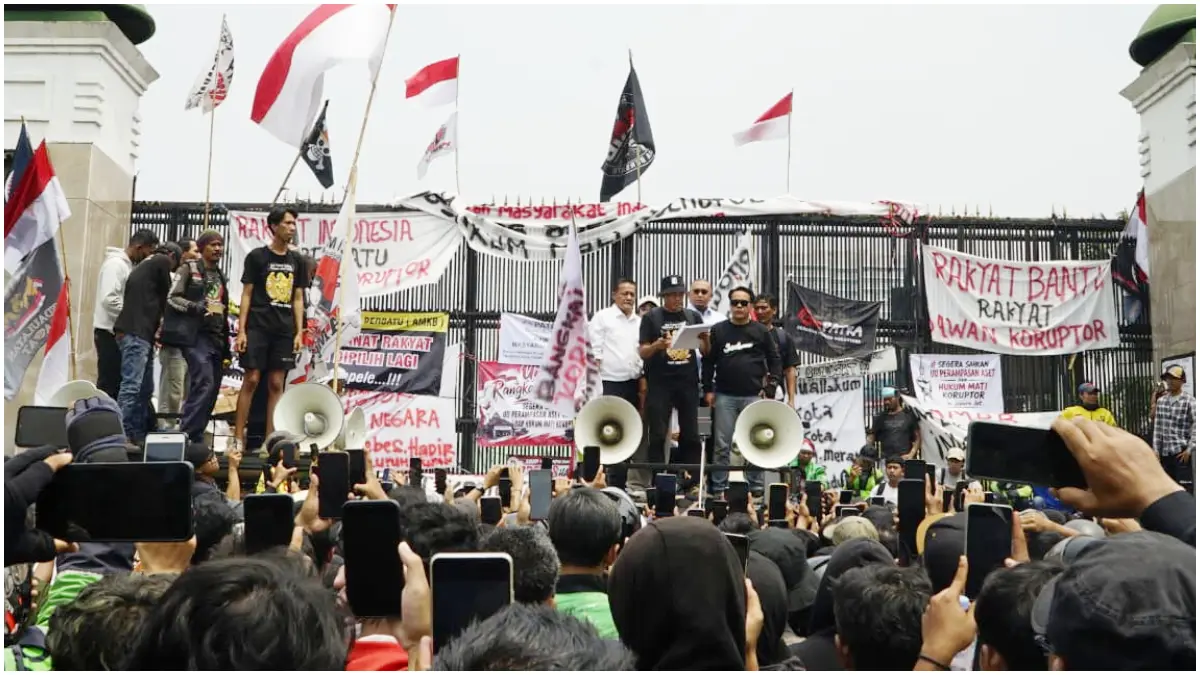 Ketua AMPB, Supriyono alias Botok saat orasi di atas mobil komando, di depan Gedung DPR MRP Senayan, DKI Jakarta, Kamis 27 Agustus 2026. (Foto: Muhammad Ali/Radar Bogor)