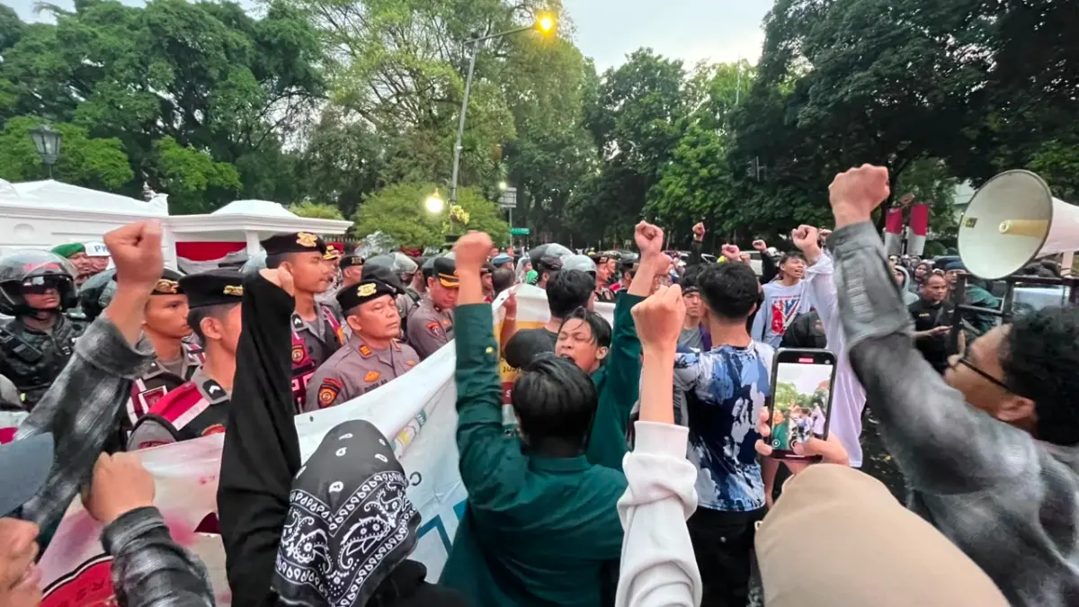 Mahasiswa melakukan aksi demo terkait desakan pengesahan RUU Perampasan Aset di depan Istana Bogor. (Dzikry/Radar Bogor)