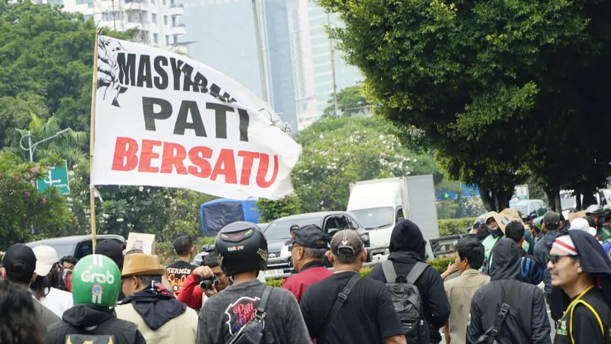 Massa saat aksi demo di depan gerbang DPR RI, Senayan, DKI Jakarta, Kamis, 27 Agustus 2026. (Muhammad Ali/Radar Bogor)