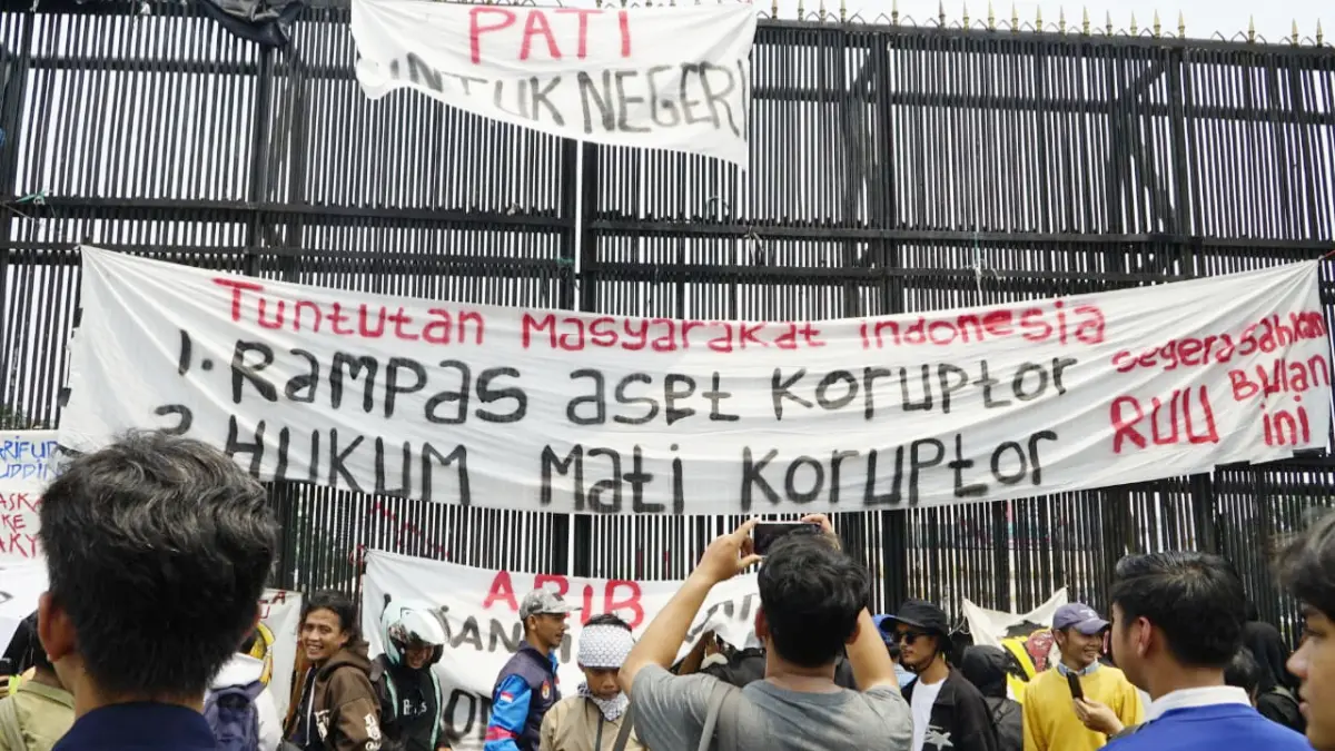 Massa saat aksi demo di depan gerbang DPR RI, Senayan, DKI Jakarta, Kamis, 27 Agustus 2026. (Muhammad Ali/Radar Bogor)