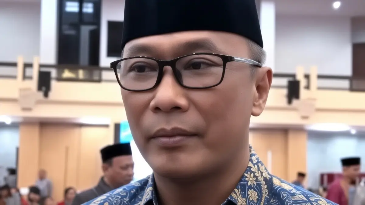 Mensesneg menjelaskan kepada wartawan hasil rapat lintas kementerian dan DPR soal nasib guru dan PNS (YouTube guru abad 21)