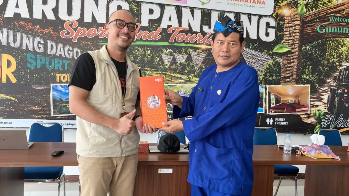 Penyerahan cendera mata simbolis menandakan kolaborasi BTPN Syariah bersama Pemerintah Kecamatan Parung Panjang dalam mendorong kesejahteraan masyarakat, Kamis, 27 Agustus 2026. (Septi N/Radar Bogor)