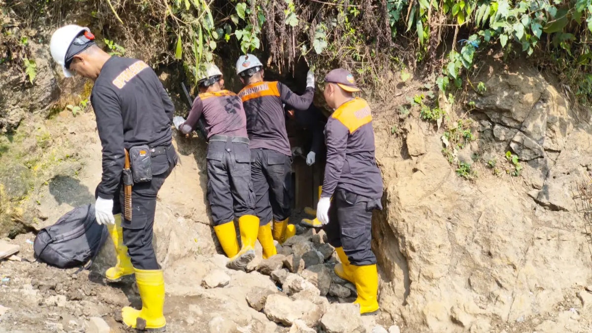Petugas gabungan menemukan lubang Penambang Emas Tanpa Izin (PETI) di wilayah IUP ANTAM Pongkor, Kabupaten Bogor. (Dok. Antam)