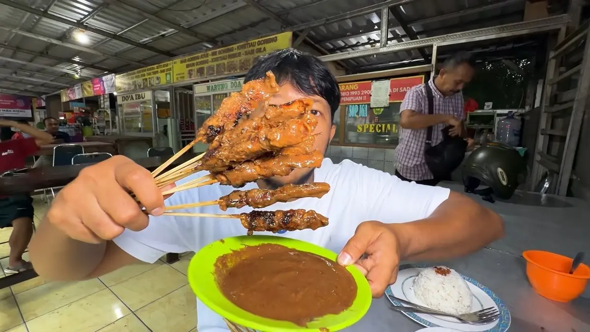 Sate kulit jumbo dengan potongan tebal dan lembut, dipadukan bumbu kacang kental hingga sop iga sapi yang gurih. Foto: tangkapan layar/YouTube: K U B I L E R