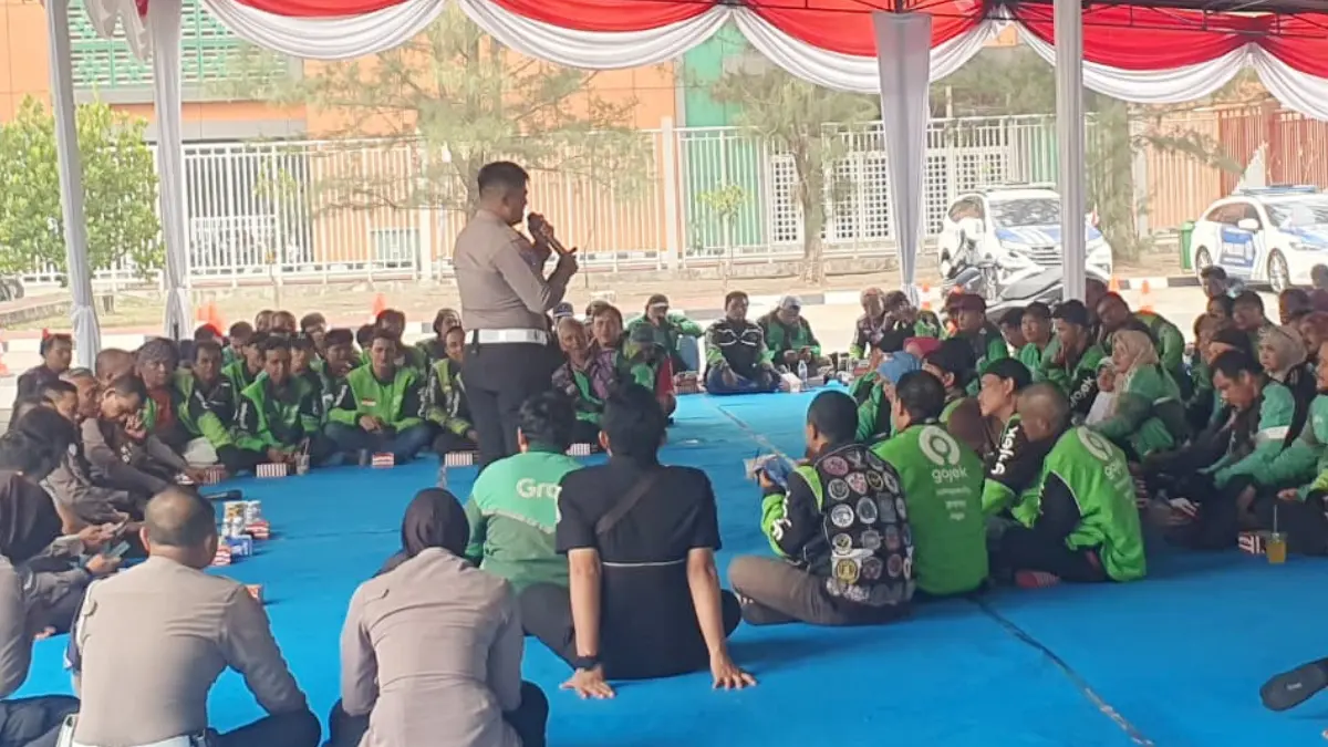 Satlantas Polres Bogor melakukan silaturahmi dengan ratusan driver ojek online (ojol) di Pakansari.(Billy/Radar Bogor)