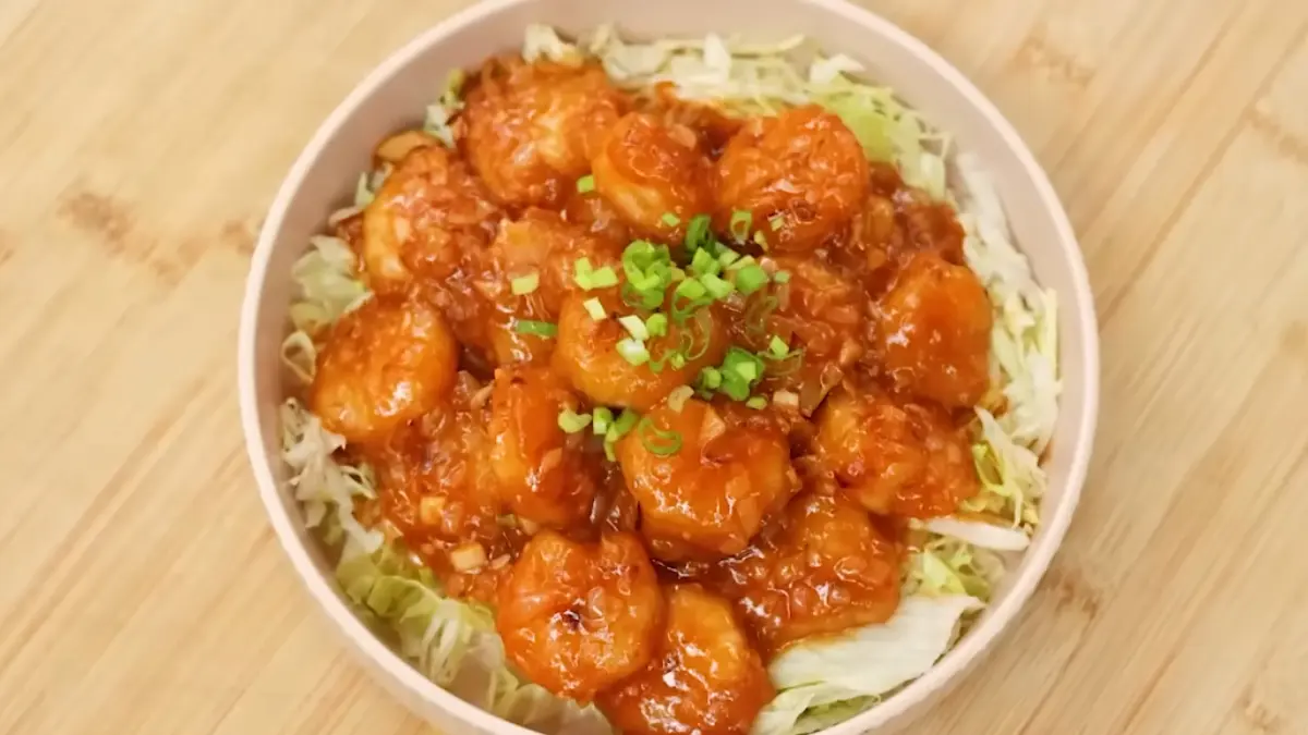 Tampilan udang tumis tomat segar (YouTube Devina Hermawan)