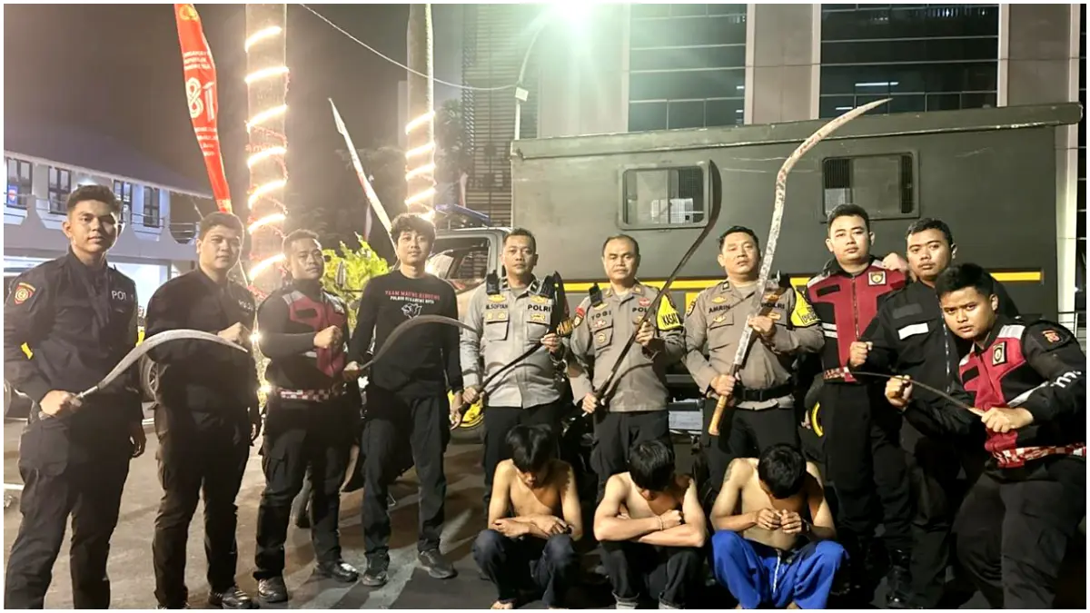 Tiga pemuda yang terlibat tawuran di Jalan Raya Jakarta-Bogor beserta barang bukti sajam saat diamankan pihak kepolisian. (Foto : Polres Bogor)