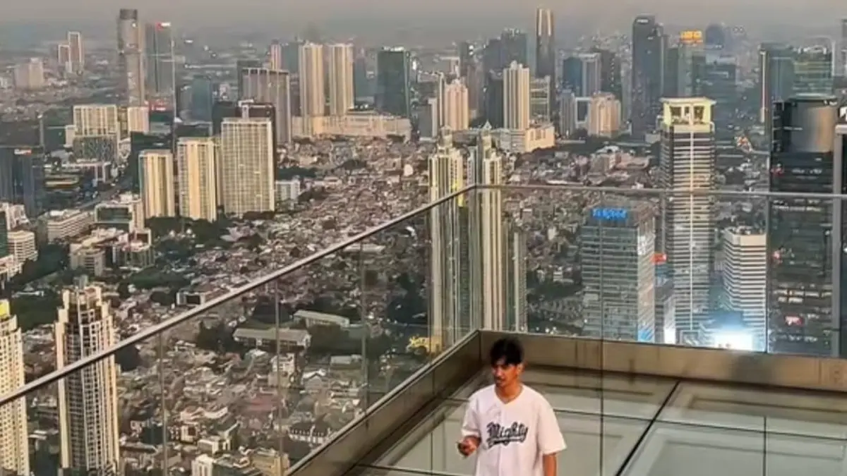 UP at Thamrin Nine menawarkan pengalaman melihat Jakarta dari ketinggian 385 meter. Pengunjung dapat menikmati panorama kota sekaligus mencoba sejumlah atraksi di atas gedung. Foto : Tiktok pengunjung @rianarrap.