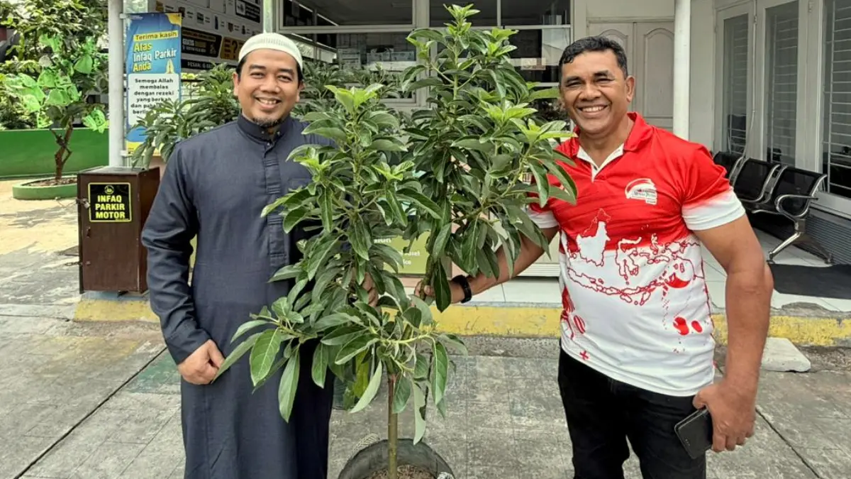 FMP 2026 mewakafkan bibit pohon alpukat kepada Masjid Al Amanah Bogor.