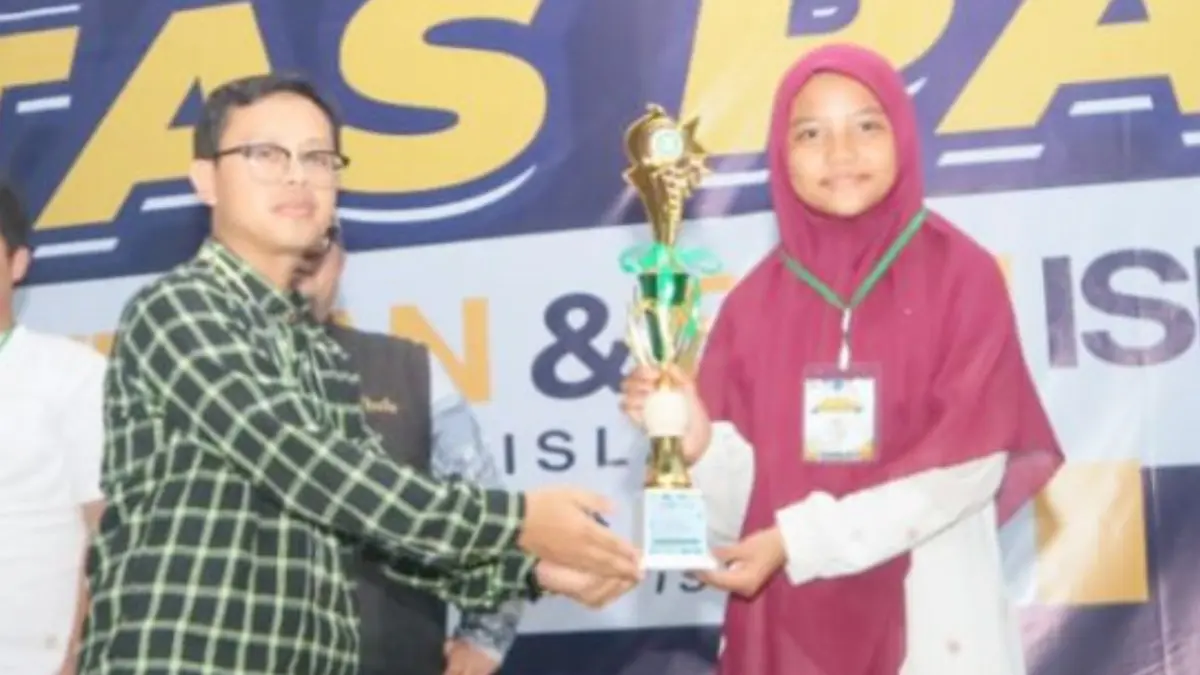 Haura saat menerima penghargaan Pentas PAI. (Dok. Haura)