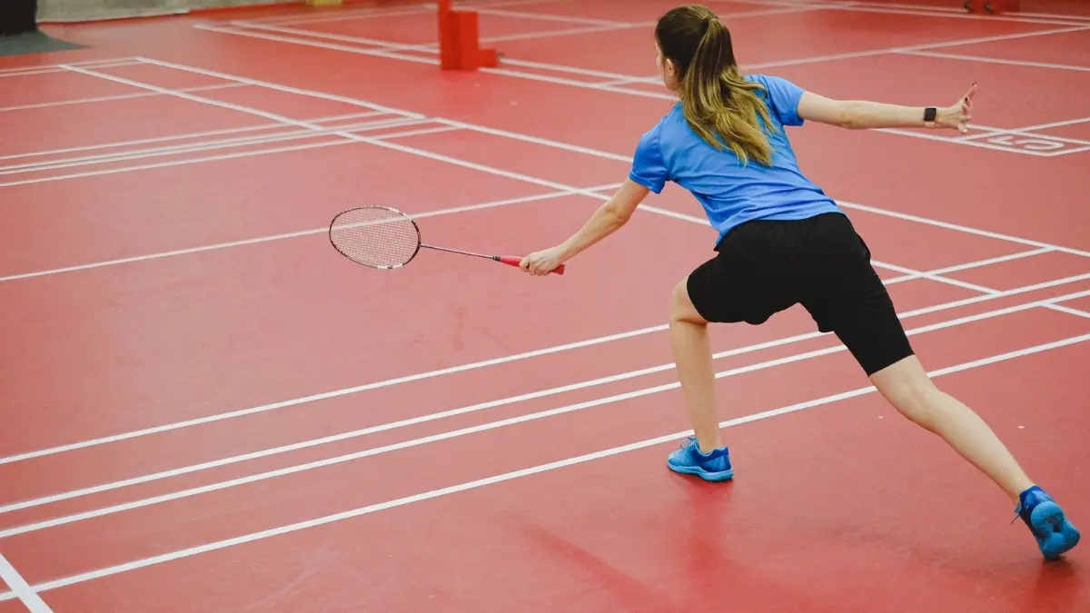 Ilustrasi pemain bulutangkis dilapangan badminton indoor (Pexels / SHVETS production)