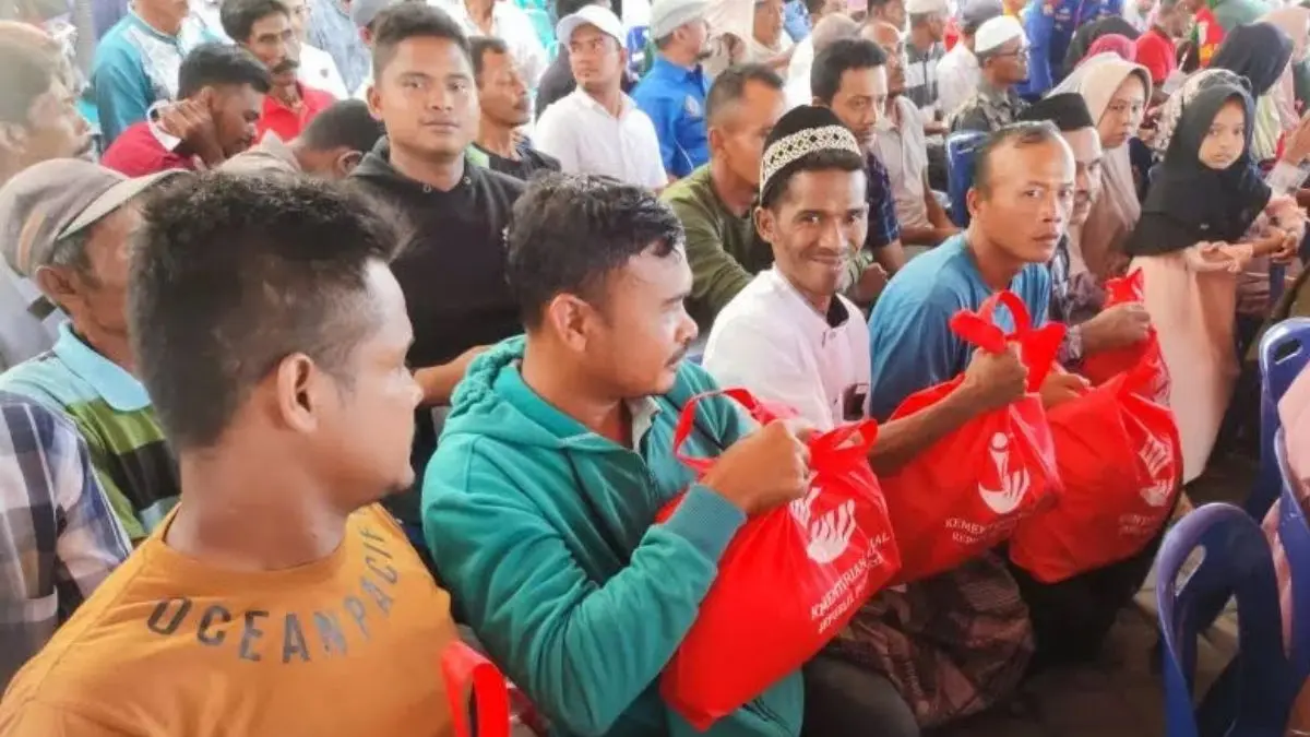 Ilustrasi penyaluran bansos kepada KPM. (menpan.go.id)