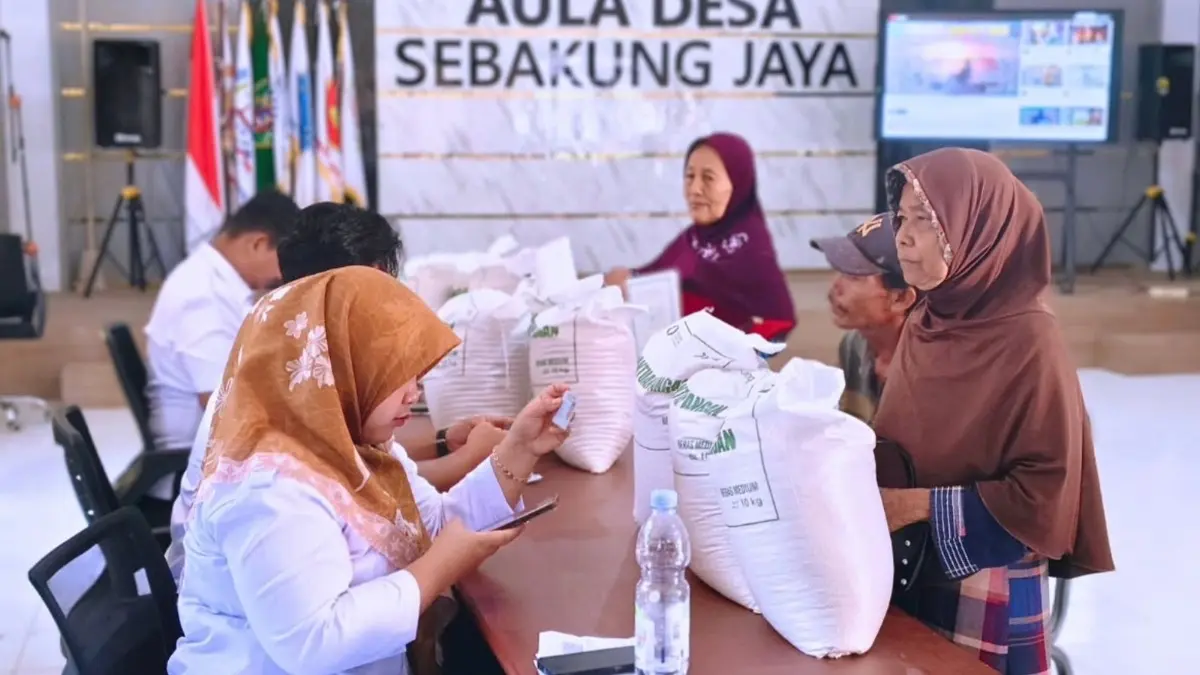 Ilustrasi penyaluran bansos PKH BPNT dan sembako kepada KPM (Instagram @pemdes.sebakungjaya)