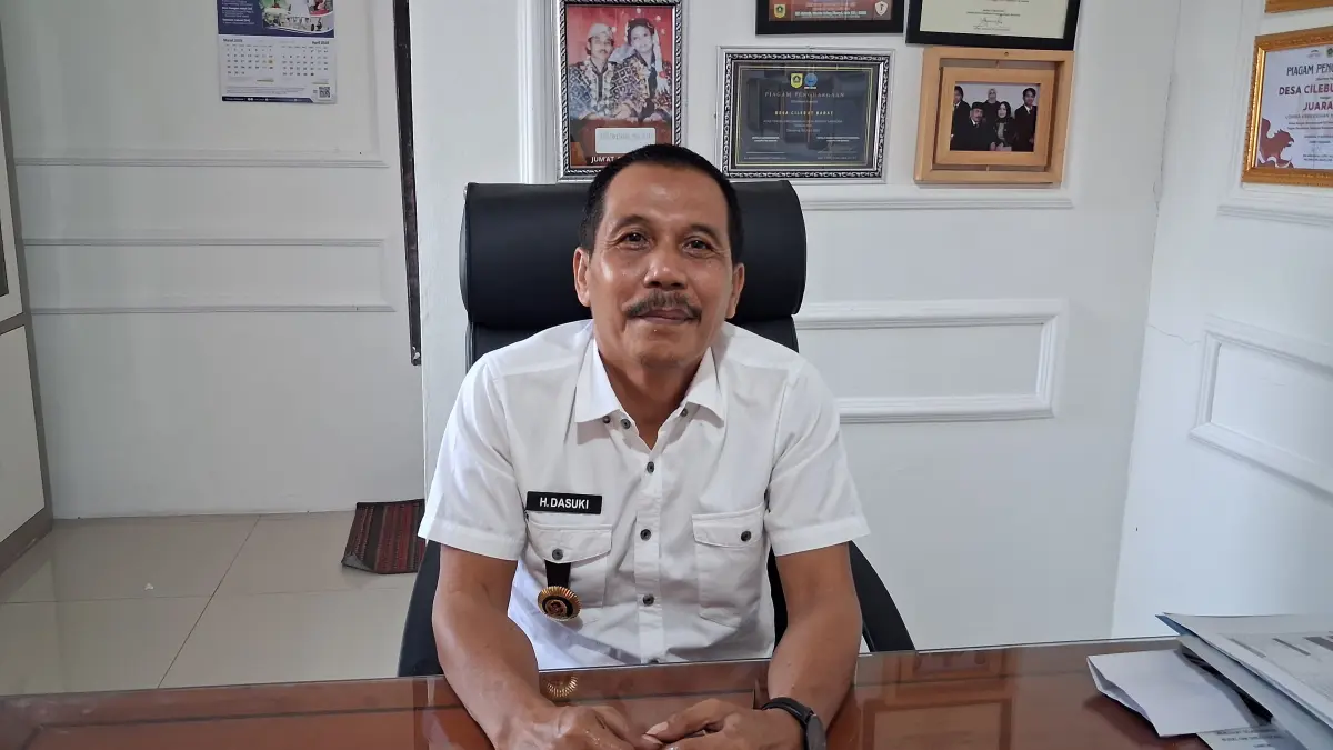 Kepala Desa Cilebut Barat, Dasuki saat dimintai keterangan oleh Radar Bogor, Jumat 28 Agustus 2026. (Foto: Muhammad Ali/Radar Bogor)
