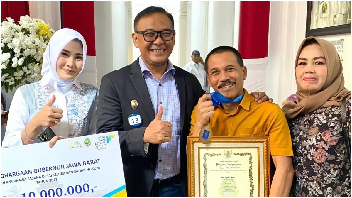 Kepala Desa Cilebut Barat saat meraih  penghargaan Desa Sadar Hukum 2023 dari Pemprov Jabar. (Foto: Dok Pribadi for Radar Bogor)