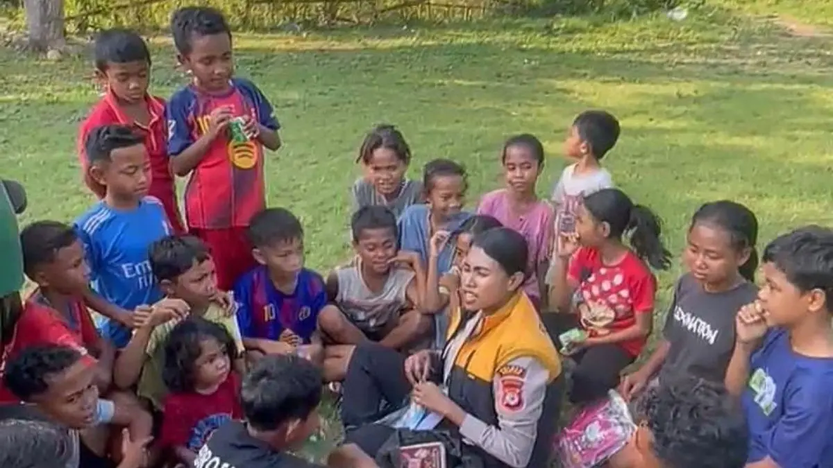 Personel Polisi Baik Polres Bogor saat menghibur anak korban bencana alam di NTT. (Foto : Polres Bogor)