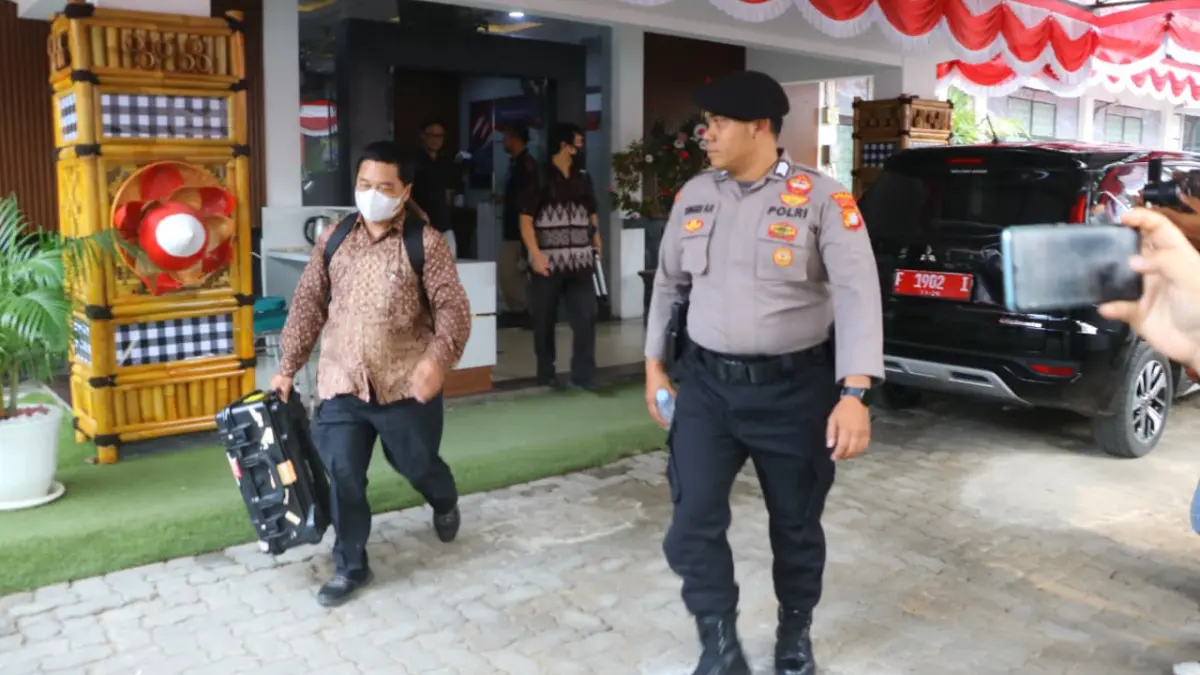 Petugas KPK usai menggeledah kantor Dinas Pendidikan (Disdik) Kabupaten Bogor, Jumat, 28 Agustus 2026. (Hendi Novian/Radar Bogor)