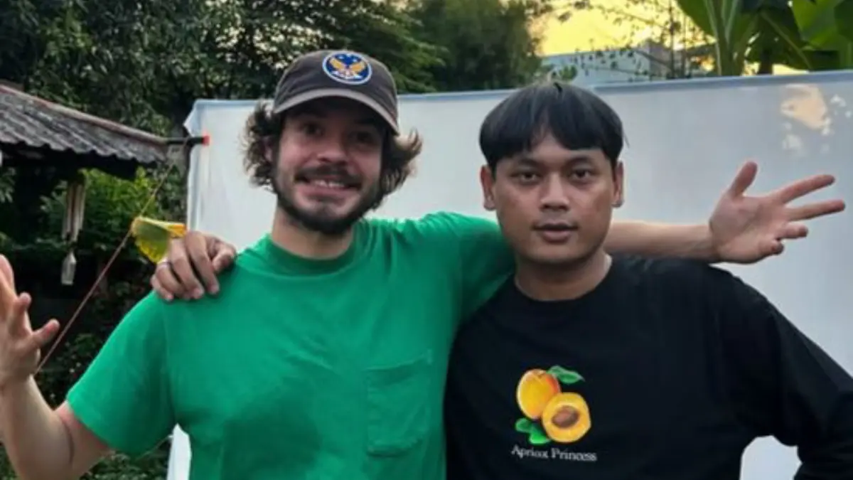 Rex Orange County tampil di kebun seorang fans di Bekasi. Foto: Akun Instagram @mrifki.rr