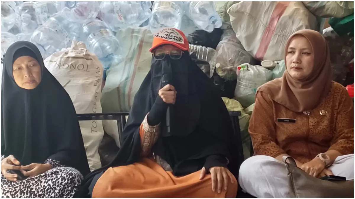 Sosok Nurita Eryani (tengah), Ketua Bank Sampah Bersih Istiqomah yang jadi pejuang lingkungan di Kedung Jaya. (Foto: Fikri/Radar Bogor)
