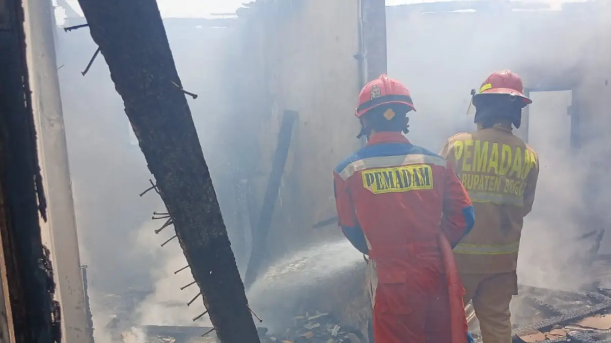 Tim Damkar Sektor Leuwiliang saat memadamkan kebakaran yang melanda sebuah sekolah di Pamijahan, Kabupaten Bogor. (Dok. Damkar Kabupaten Bogor)