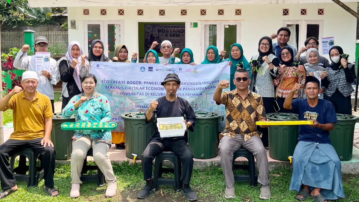 Tim PRIME STeP IPB University mengenalkan metode Budikdamber atau budidaya ikan dalam ember. (Dok. IPB)