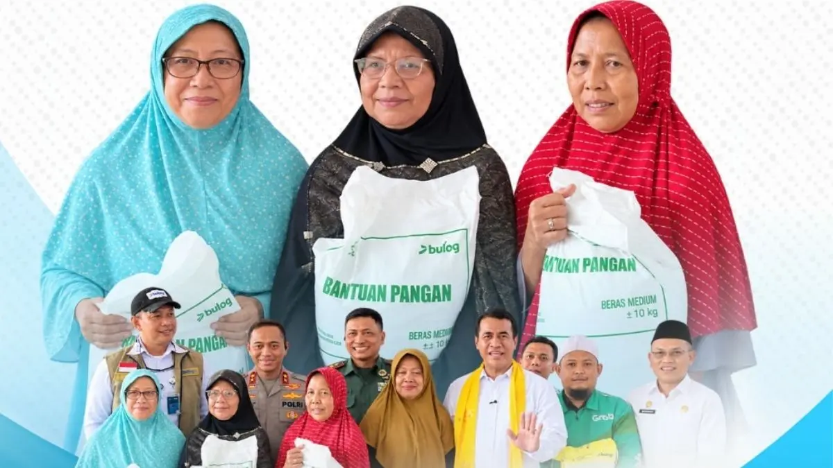 Ilustrasi penyaluran bansos beras kepada KPM. (Instagram @perum.bulog)
