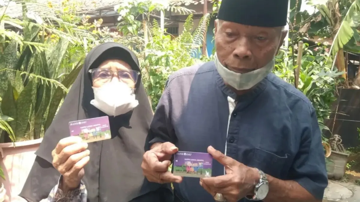 Ilustrasi penyaluran bansos DKI kepada penerima (Instagram @kelurahan.kalisari)