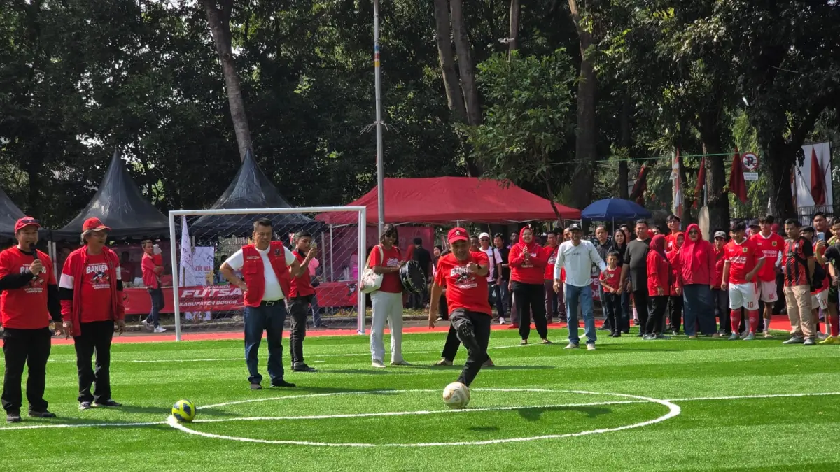 Ketua DPC PDI Kabupaten Bogor Doni Maradona Hutabarat melakukan kick off Turnamen Futsal Banteng di halaman Kantor DPC PDIP Kabupaten Bogor, Cibinong, Sabtu 29 Agustus 2026. (Foto: PDIP Kabupaten Bogor)