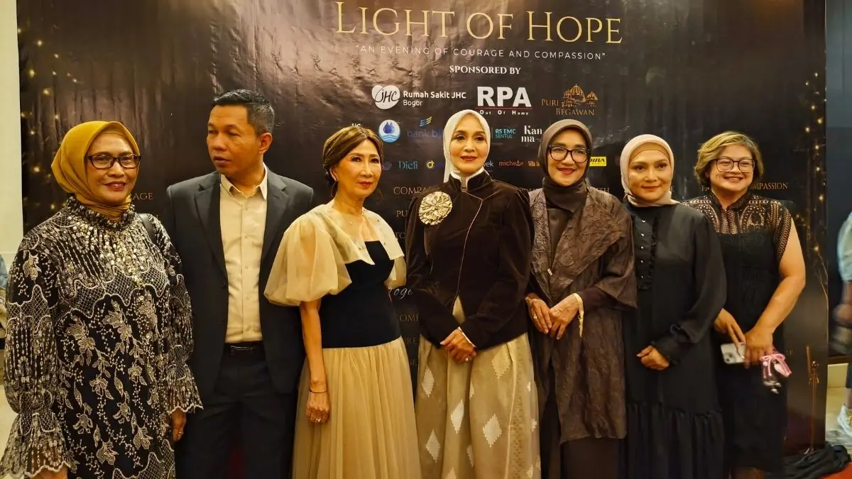 Ketua YKI Kota Bogor Yantie Rachim (tengah) bersama tamu Gala Dinner & Charity Concert “Light of Hope, An Evening of Courage & Compassion”. (Foto: Fikri/Radar Bogor)