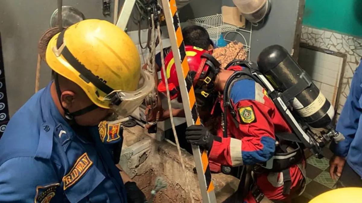 Petugas sedang berusaha mengevakuasi korban dari sumur di Parung Bogor.