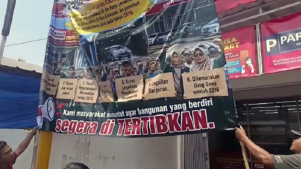 Warga melakukan aksi protes di depan salah satu pertokoan retail modern di Jalan Raya Ciampea, Kabupaten Bogor, Sabtu 29 Agustus 2026. (Foto : Wildan)
