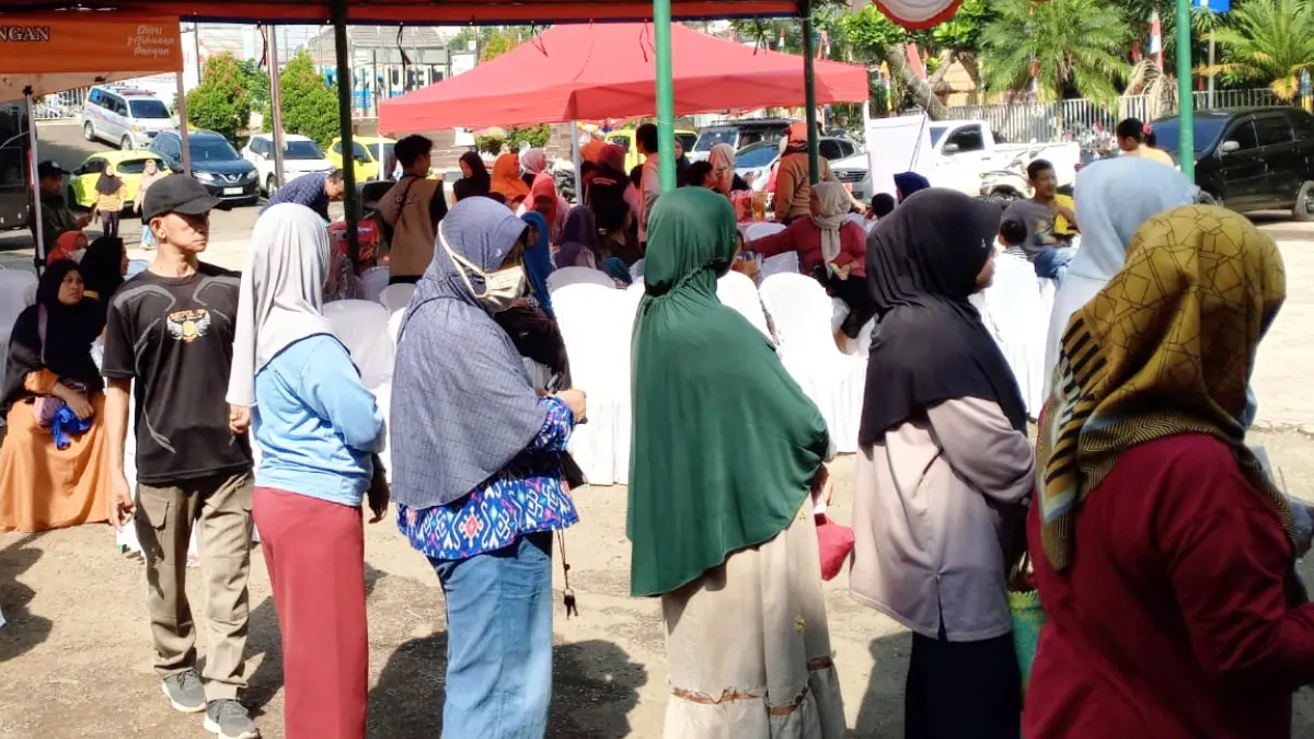 Warga saat antre pada Gerakan Pangan Murah (GPM) yang dilaksanakan di Kecamatan Citeureup, Kabupaten Bogor. (Dok. Diskominfo Kabupaten Bogor) 