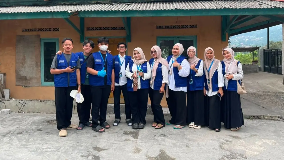 PENDATAAN: Mahasiswa KKN 232 Parvatakarsa UIN Syarif Hidayatullah Jakarta melakukan pengecekan kondisi sanitasi dan fasilitas jamban warga melalui program Gerakan Jamban Sehat di RW 05, Desa Gunung Sari, Kecamatan Pamijahan, Kabupaten Bogor. Foto: Istimewa.