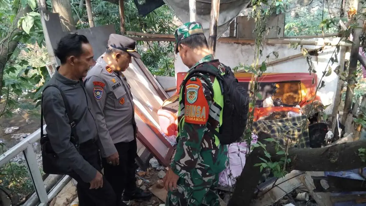 Anggota Kepolisian saat mendatangi TKP penemuan jasad pria di pinggir Kali Baru, Sukaraja, Bogor. Foto:Polsek Sukaraja.