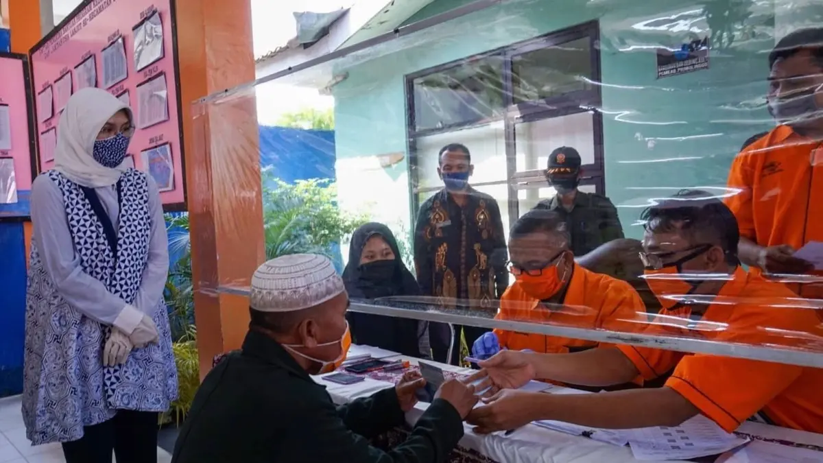 Ilustrasi penyaluran bansos PKH BPNT kepada KPM (Instagram @prokopim.sae)